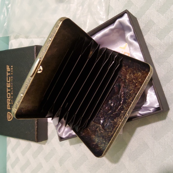 RFID Blocking Credit Card Wallet - Picture 3 of 6